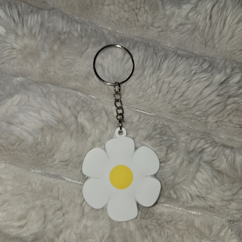 🌟White and Yellow Flower Keychain